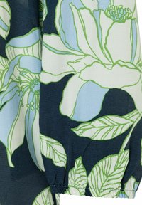 Bloemstof met grote lichtblauwe bloemen en groene bladeren op een donkerblauwe achtergrond; bevat textuurdetails en een elastische zoom.