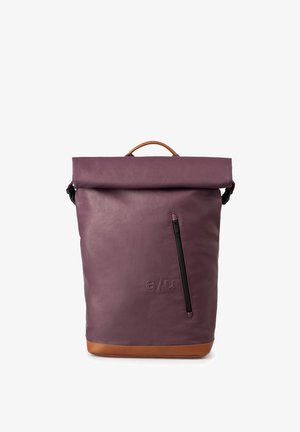 Rucksack mit Rollverschluss aus tiefviolettem Material mit glatter Textur, featuring einem Lederboden, schwarzem Reißverschluss und eingeprägtem Logo.