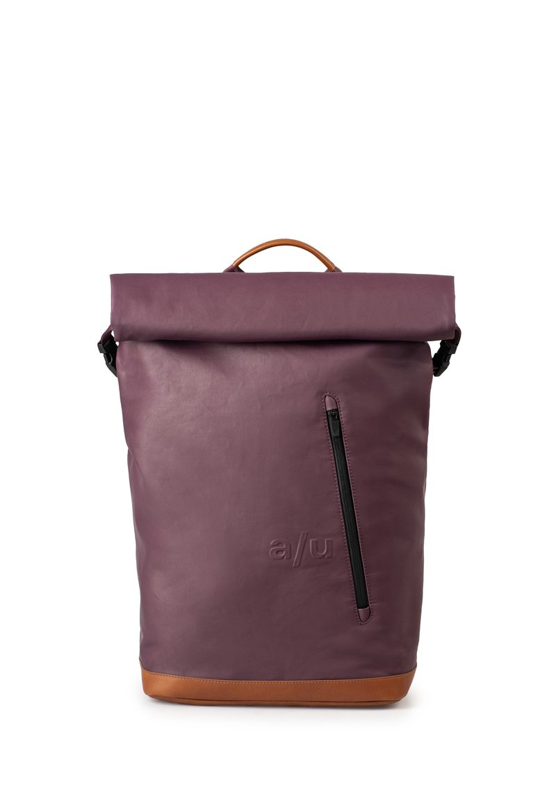 Rucksack mit Rollverschluss aus tiefviolettem Material mit glatter Textur, featuring einem Lederboden, schwarzem Reißverschluss und eingeprägtem Logo.