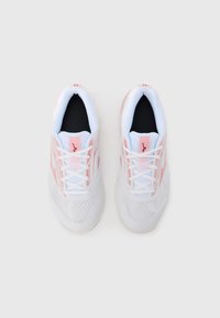 Λευκά αθλητικά παπούτσια με ροζ λεπτομέρειες, πάνελ από διχτυωτό υλικό και επίπεδα κορδόνια. Μαξιλαρωμένος γιακάς και γλώσσα με μαύρο εσωτερικό. Λεπτός σχεδιασμός.