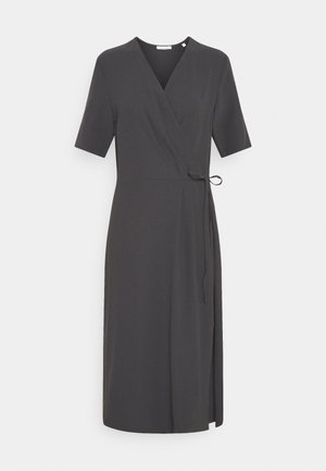 Dunkelgraues, knielanges Wickelkleid mit kurzen Ärmeln und seitlicher Bindung, vor weißem Hintergrund präsentiert.