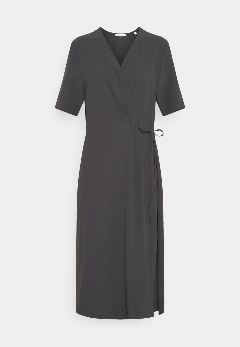 Robe portefeuille gris foncé mi-longue, à manches courtes et fermeture par nœud latéral, présentée sur un fond blanc.