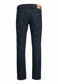 Jean en denim bleu foncé avec une coupe droite, comprenant deux poches arrière et une étiquette en cuir sur la taille. Couture de couleur contrastante.