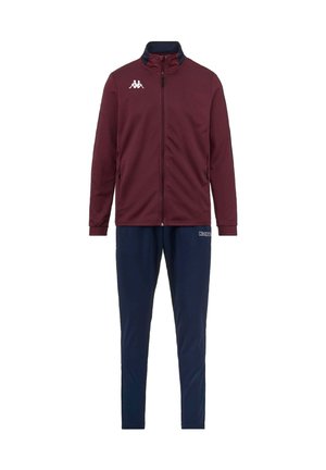 Giacca zip-up bordeaux con colletto blu navy e logo bianco. Abbinata a pantaloni tapered blu navy. Texture liscia, design atletico, senza motivi visibili.