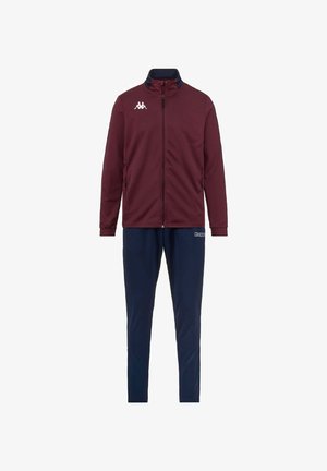 Giacca zip-up bordeaux con colletto blu navy e logo bianco. Abbinata a pantaloni tapered blu navy. Texture liscia, design atletico, senza motivi visibili.