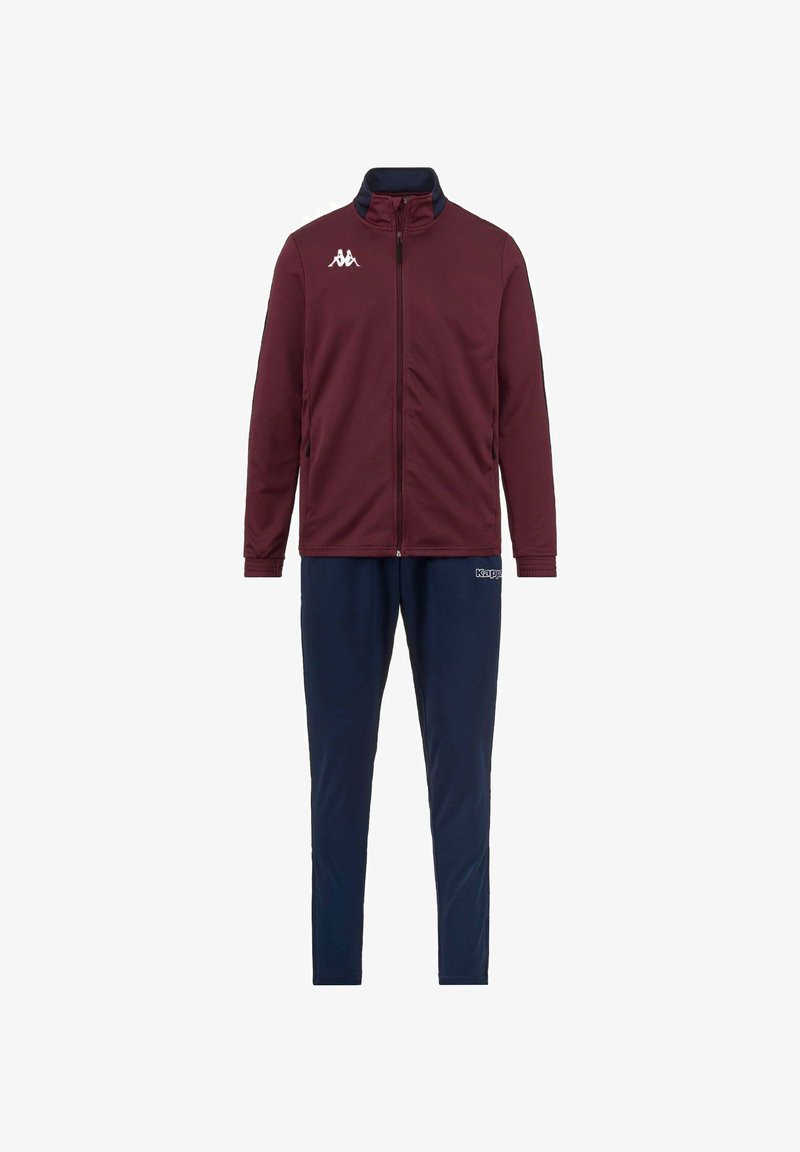 Giacca zip-up bordeaux con colletto blu navy e logo bianco. Abbinata a pantaloni tapered blu navy. Texture liscia, design atletico, senza motivi visibili.
