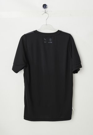 Tricou sportiv cu mânecă scurtă, de culoare neagră, suspendat pe un umeraș din plastic transparent, arătând spatele cu logo-urile Puma și RE:FIBRE aproape de guler.