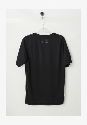 Tricou sportiv cu mânecă scurtă, de culoare neagră, suspendat pe un umeraș din plastic transparent, arătând spatele cu logo-urile Puma și RE:FIBRE aproape de guler.