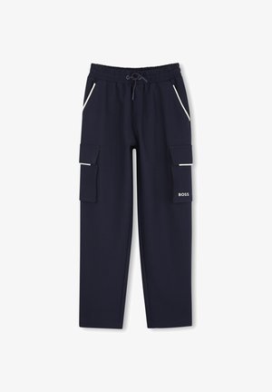 Marineblauwe cargobroek met elastische tailleband, trekkoord, zijzakken met witte bies en klepzakken, waarvan één met label BOSS op het rechterbeen.