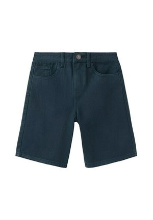 Marineblaue kniehohe Denimshorts mit vorderem Knopf, Gürtelschlaufen und Fünf-Taschen-Stil, flach auf weißem Hintergrund gelegt.