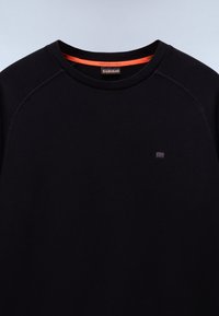 Felpa nera con scollo tondo, maniche raglan e piccolo logo quadrato sul petto, profilo arancione all'interno del colletto.