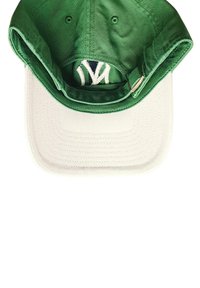 Grüne und weiße Baseballmütze auf links gedreht, die den verstellbaren Riemen und das gestickte Logo von innen zeigt.