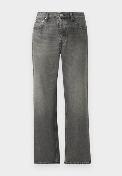 Jeans de ganga cinzentos com um design de perna reta, cinco bolsos e detalhes de costura visíveis. Desgaste leve do cós à bainha.