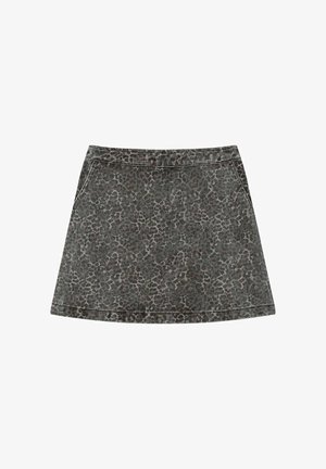 Jupe en denim à coupe évasée, présentant un motif animalier gris et noir, des surpiqûres visibles et des poches latérales.