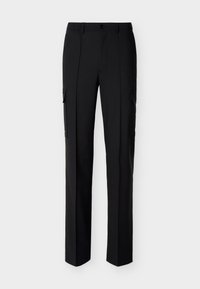 Μαύρο παντελόνι cargo με ίσια μπότα, κλείσιμο με κουμπί μπροστά και πλαϊνές τσέπες με καπάκι, εμφανιζόμενο σε λευκό φόντο.