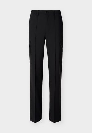 Μαύρο παντελόνι cargo με ίσια μπότα, κλείσιμο με κουμπί μπροστά και πλαϊνές τσέπες με καπάκι, εμφανιζόμενο σε λευκό φόντο.