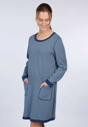 Blau-weiß gestreiftes Kleid mit langen Ärmeln, rundem Halsausschnitt, Taschen und blauen gepunkteten Abschlüssen an den Bündchen und dem Saum. Aus weichem Baumwollstoff.