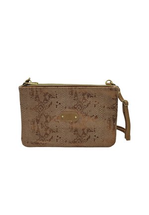 Pochette marron avec motif peau de serpent texturé, fermeture éclair dorée et petite plaque logo centrée sur le devant.