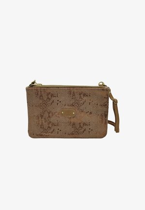 Pochette marron avec motif peau de serpent texturé, fermeture éclair dorée et petite plaque logo centrée sur le devant.