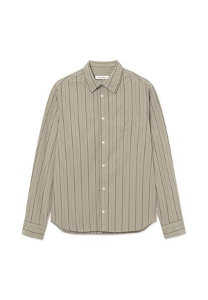 Beige langærmet skjorte med tynde sorte lodrette striber, spids krave, knapper foran og en brystlomme på venstre side.