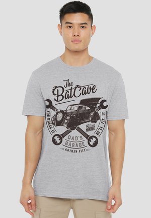 Cotton Soul, BATMAN FATHER'S DAY DAD'S GARAGE IS THE BATCAVE - T-Shirt print - mottled light grey