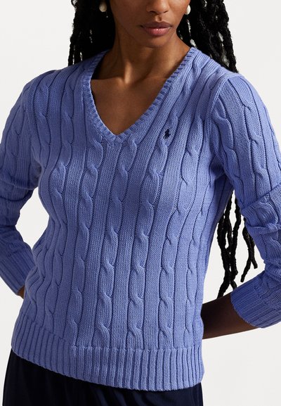 Cable-knit sweater in light blue, featuring a V-neck, ribbed cuffs and hem, and a small logo on the left chest. текстура: мягкая.