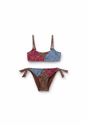 To-delt bikini med rød, blå og brun paisley lap på lap-print, med tynde skulderstropper og sidestropper på underdelen.