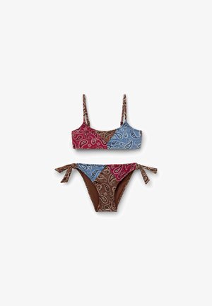 To-delt bikini med rød, blå og brun paisley lap på lap-print, med tynde skulderstropper og sidestropper på underdelen.