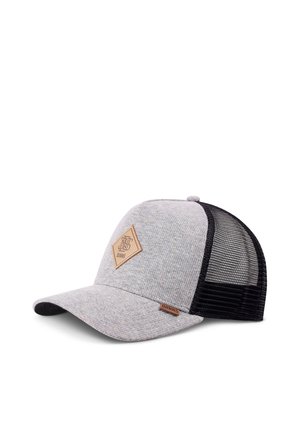 Grauer Stoff- und schwarzer Mesh-Baseballcap mit einem ledernen, diamantförmigen Logo-Patch vorne und einem kleinen Leder-Brandetikett am Schirm.