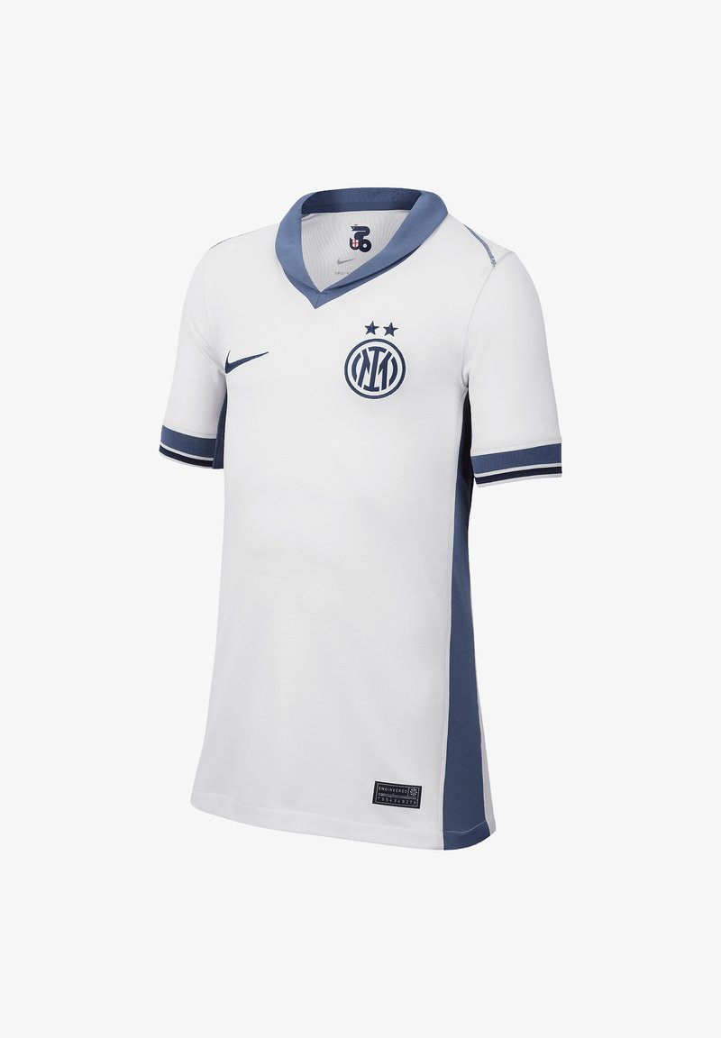 Maillot blanc à manches courtes avec un col marine et des panneaux latéraux. Présente un logo rond de l'équipe avec deux étoiles au-dessus, et des accents bleus sur les poignets.
