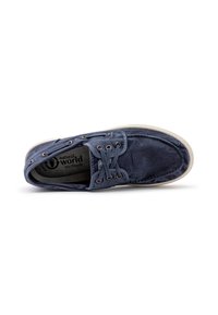Scarpa di tela blu navy con punta rotonda, chiusura con lacci e suola in gomma di colore chiaro. Presenta una tomaia con trama e un marchio ecologico.