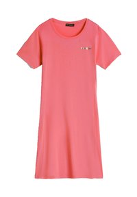 Robe à manches courtes, longueur genou, en rose vif, en tissu lisse, avec un col rond et un logo discret sur le devant.