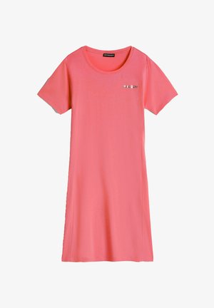 Abito a maniche corte, lungo fino al ginocchio, di un vivace colore rosa, realizzato in tessuto morbido, con scollatura rotonda e un discreto logo sul davanti.