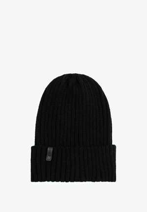 Czarna, prążkowana czapka z dzianiny z podwiniętym przodem. Posiada małą metkę marki z boku. Miękka struktura odpowiednia do noszenia zimą.