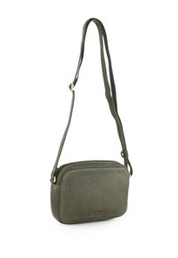 Zelená kožená kabelka přes rameno obdélníkového tvaru, se zapínáním na zip, nastavitelným popruhem a vyraženým logem na přední straně.