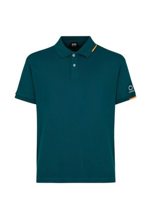 Polo a maniche corte color verde petrolio scuro con due bottoni, colletto, piccoli accenti arancioni sul colletto e sulla manica e logo bianco sulla manica sinistra.