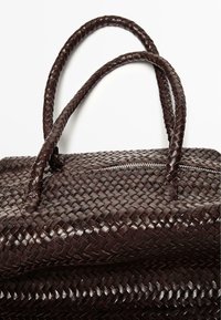 Sac à main en cuir tressé marron foncé avec des poignées en tresse doubles et une fermeture éclair sur le dessus. Surface texturée avec une finition brillante.