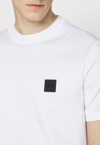 BOSS TIBURT - Navadna majica - white