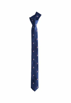 Cravatta blu marina con un piccolo motivo ripetuto di velieri in rosso e bianco. Realizzata in tessuto testurizzato con un'estremità appuntita per abbigliamento formale.
