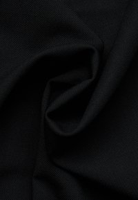 Tessuto nero con una finitura liscia, caratterizzato da righe diagonali e un aspetto morbido, creato da una leggera torsione e caduta.