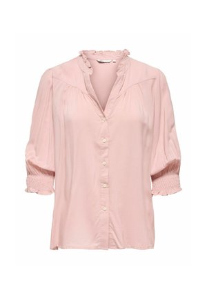 Jasnoróżowa bluzka z dekoltem w kształcie litery V, falbaniastego kołnierza i zapięciem na guziki. Posiada bufiaste rękawy z marszczonymi mankietami, wykonana z gładkiego materiału.