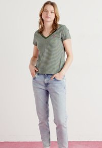 Levi's® THE PERFECT TEE V-NECK - Paprasti marškinėliai - annalise black forest