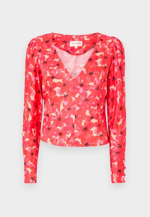 Punainen kukallinen pitkähiha blouse, jossa on V-pääntie ja vaalealla taustalla vaaleanpunaisia ja mustia kukkakuosisia. Valmistettu kevyestä, läpikuultavasta kankaasta.