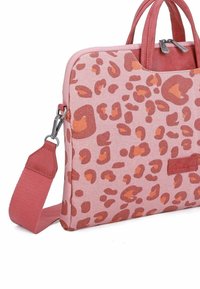 Lyserød bærbar taske med tekstureret stof med et brunt leopardmønster, dobbelte håndtag og en aftagelig rem. Læderlogo-detalje på siden.