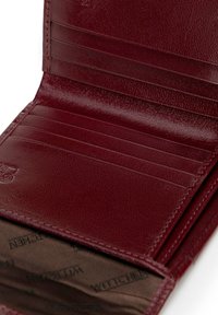 Portafoglio in pelle bordeaux con più slot per carte e una finitura testurizzata, presenta una fodera interna marrone con un motivo logo.