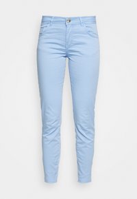 Pantalon bleu clair en mélange de coton avec une coupe ajustée, doté de poches avant et d'une fermeture à un bouton. Texture lisse et design simple.