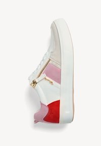 Pantof sport casual alb, roz și roșu, cu fermoar lateral, șireturi albe și talpă groasă albă, văzut din partea exterioară.