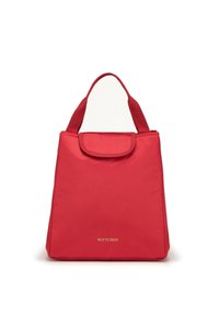 Červená taška přes rameno vyrobená z texturované látky, s plochým, zakulaceným vrchem a klopou na zavírání a krátkými textilními uchy. Logo v zlaté barvě na spodní části.