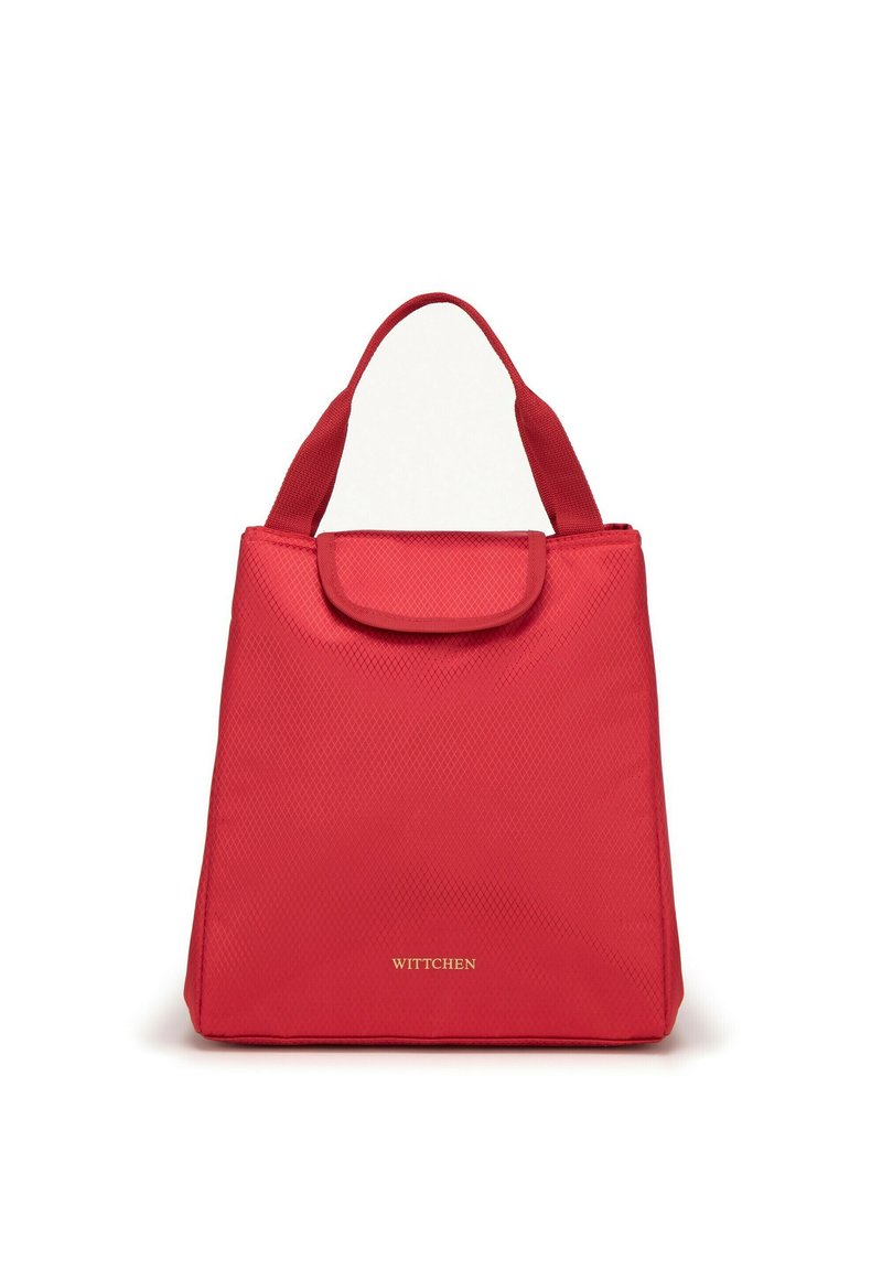 Červená taška přes rameno vyrobená z texturované látky, s plochým, zakulaceným vrchem a klopou na zavírání a krátkými textilními uchy. Logo v zlaté barvě na spodní části.