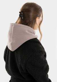 Zwarte donzige jas met een lichtgrijze geribbelde capuchon. De capuchon heeft een omgeslagen rand en een gestructureerd patroon. Haar vastgezet met een zwarte clip.